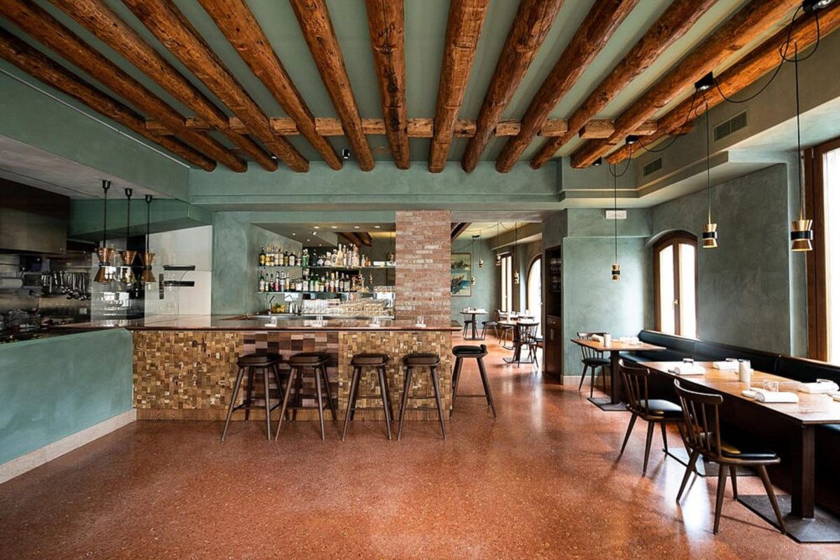 La sala di un ristorate con gli arredi di Pasquini Marino Design nelle cantine e nei ristoranti: le e creazioni lignee di Pasquini