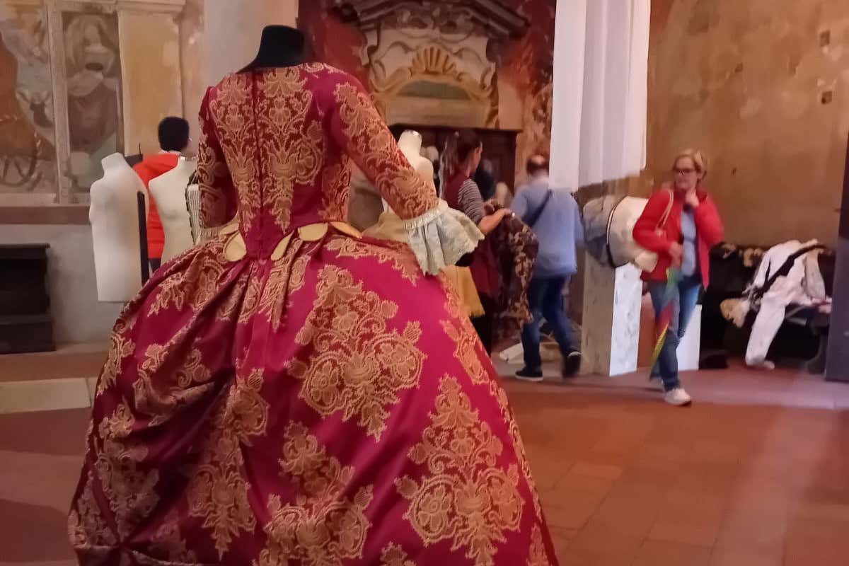 Una rara collezione di argenti, vestiti d'epoca risalenti al '700 a Verolanuova A Verolanuova tra dipinti del Tiepolo e piatti antichi
