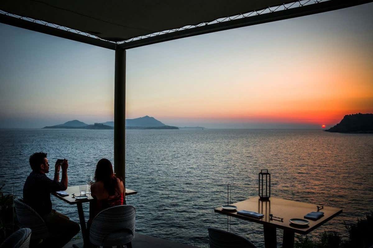 Cenare sospesi tra mare e cielo: riapre il ristorante Caracol di Bacoli