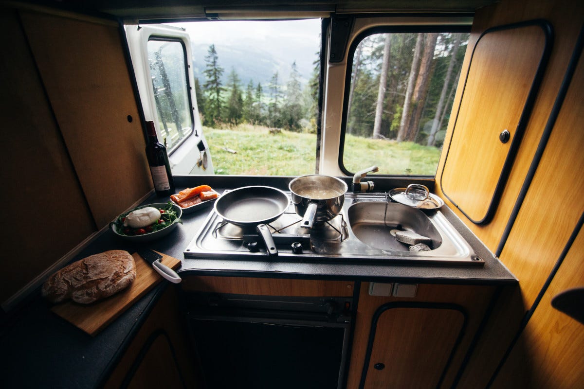 La guida alla cucina gourmet in camper: piatti prelibati e accessori “must have”