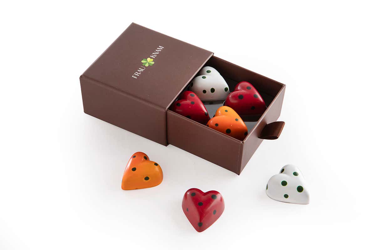Un elegante cofanetto racchiude praline di vari gusti  Cosa regalare alla Festa della mamma? Ecco le dolci creazioni di Frau Knam