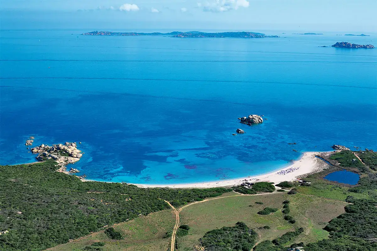 La spiaggia del resort Valle dell'Erica Delphina Hotels: si riapre in giugno Con investimenti per 15 milioni