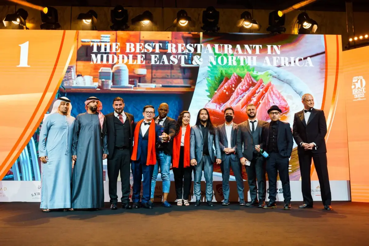 Lo staff del 3 Fils premiato sul palco&nbsp; 50 Best Restaurants per la prima volta in Medio Oriente: ecco tutti i ristoranti premiati