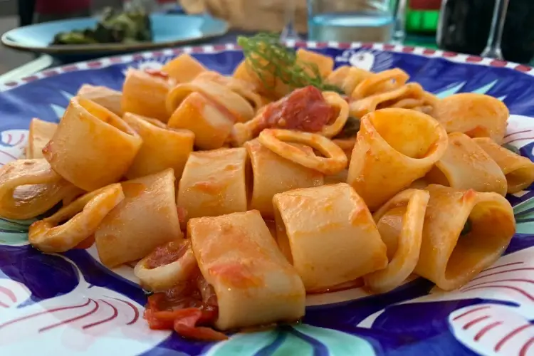 Oresteria, Calamarata di calamari Ponza, bella d&rsquo;estate, magica fuori stagione