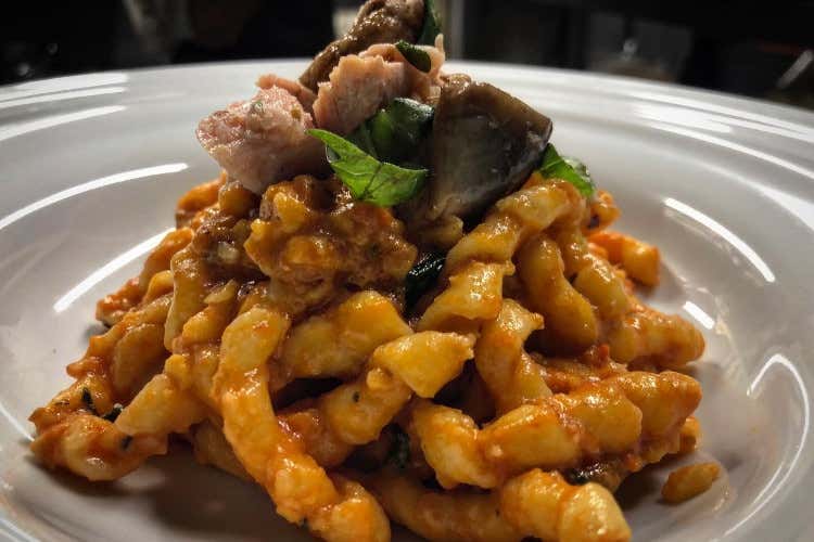 Busiata tonno sott’olio fatto in casa, melanzane Dalle Marche alla Sicilia, viaggio di gusto da Sepia by Niko di Senigallia