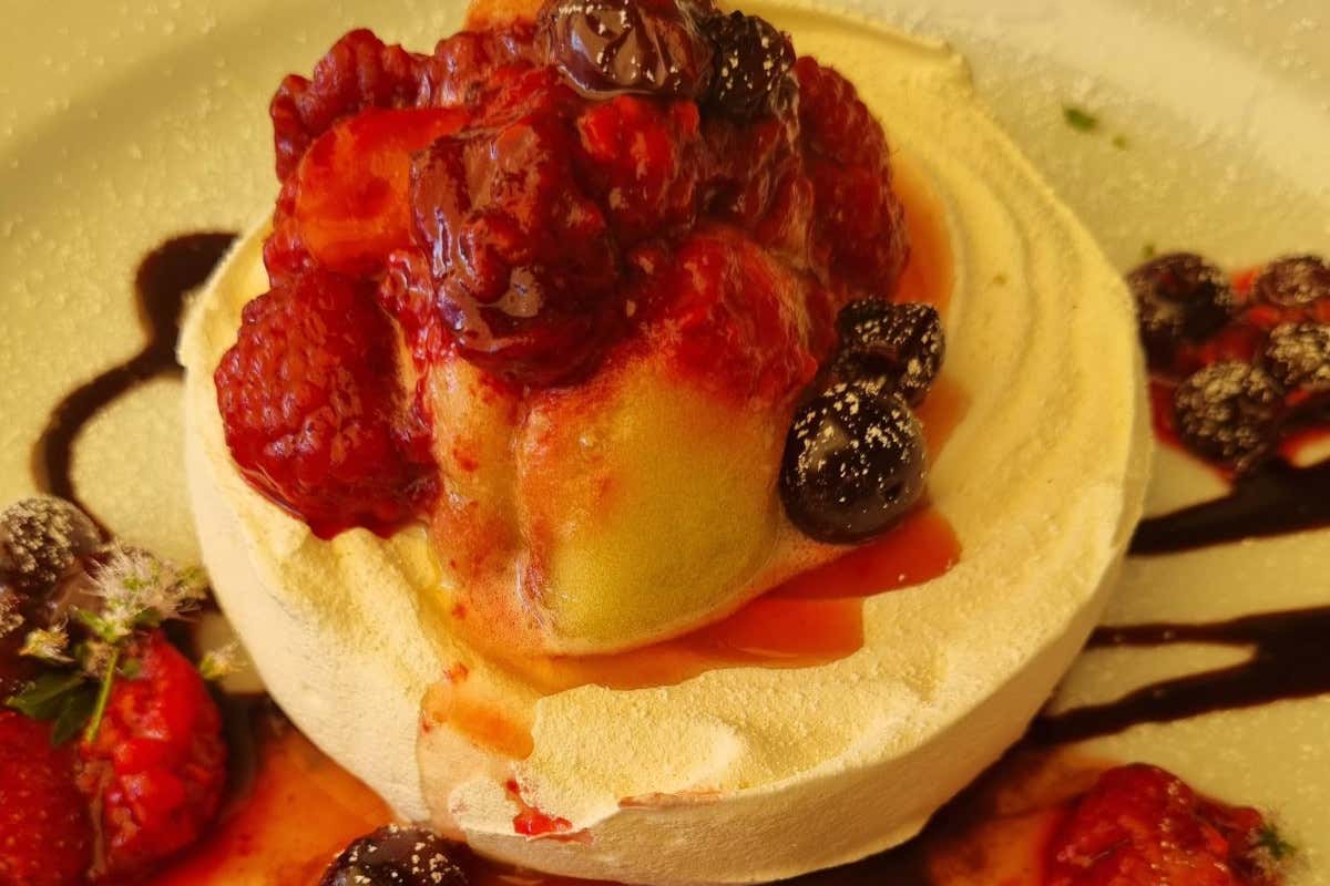 Pavlova con i frutti di bosco Il ristorante Pampero di Ranzanico premiato dal Club dei Buongustai
