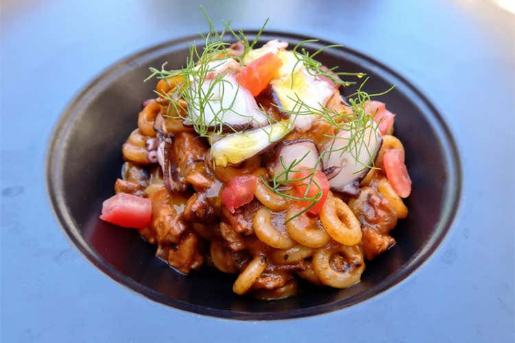 Anelletti al rag&ugrave; di polpo, finocchietto selvatico, zafferano siculo, sfumati nel Nero d&rsquo;Avola