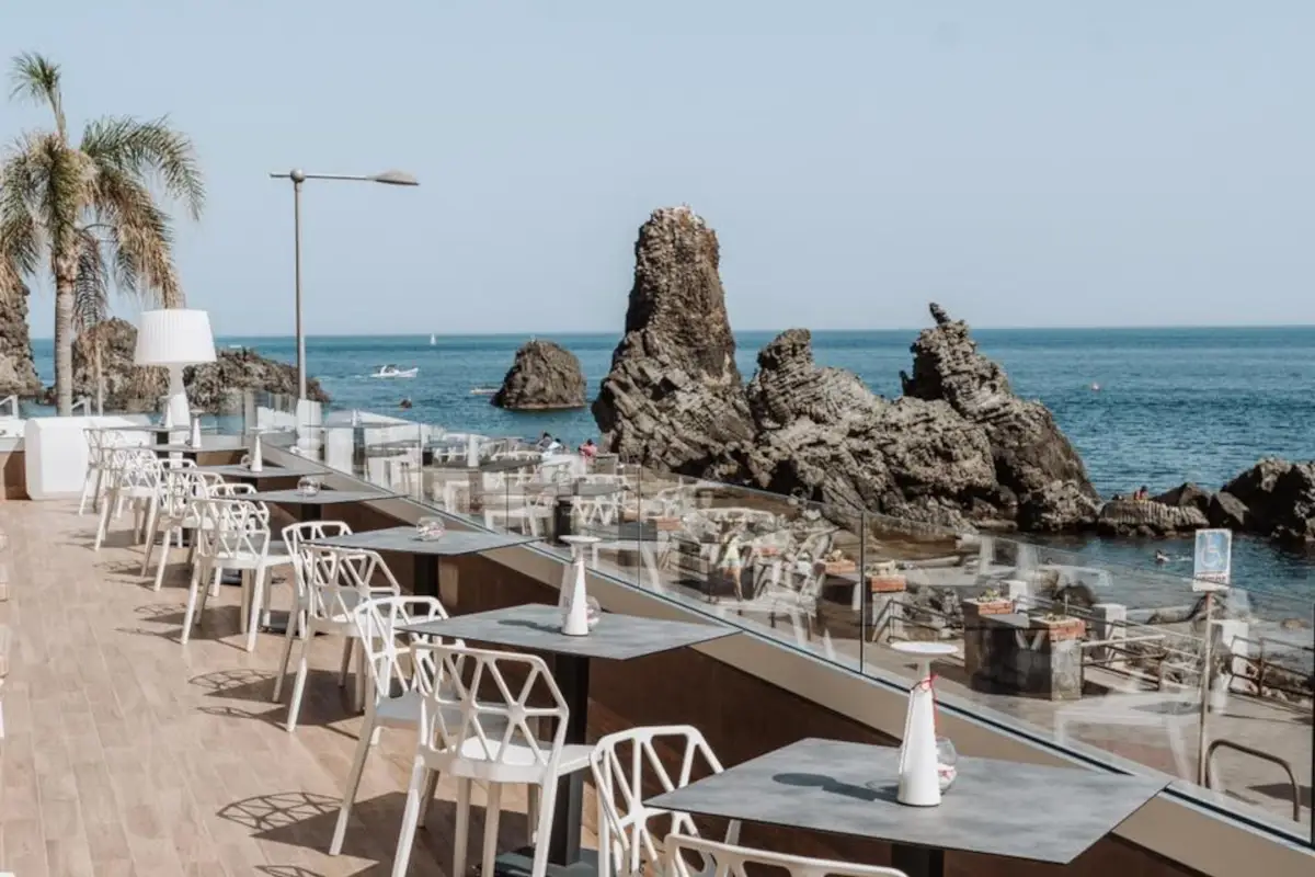 Al Grand Hotel Faraglioni, lungo il sentiero di miti e leggende