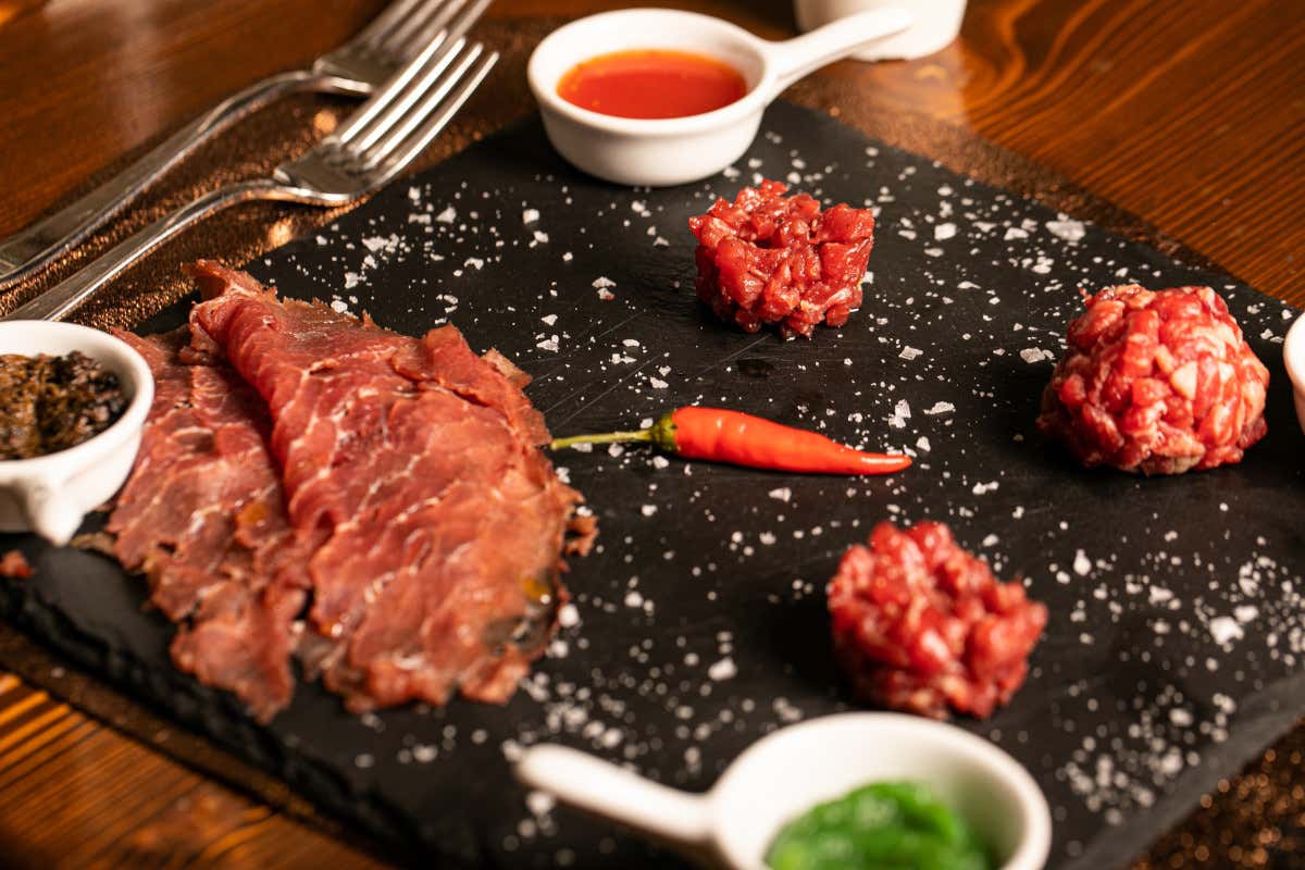 Selezione di crudi di carne Il Grottino a Gualdo Cattaneo, tra spiritualità, bellezza e peccati di gola