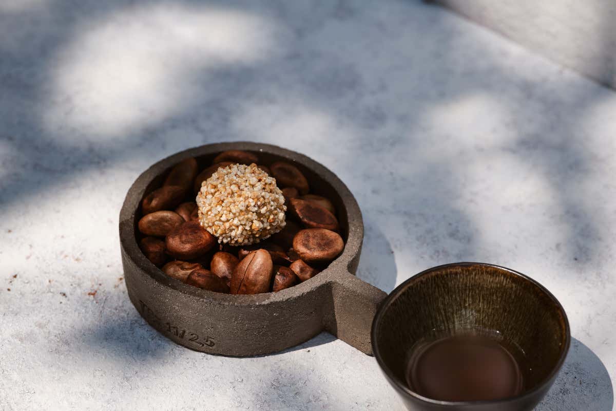Mochi al formaggio Zemljanka, nespola caramellata, grani soffiati. Foto Suzan Gabrijan Hiša Franko, la Slovenia da due stelle Michelin