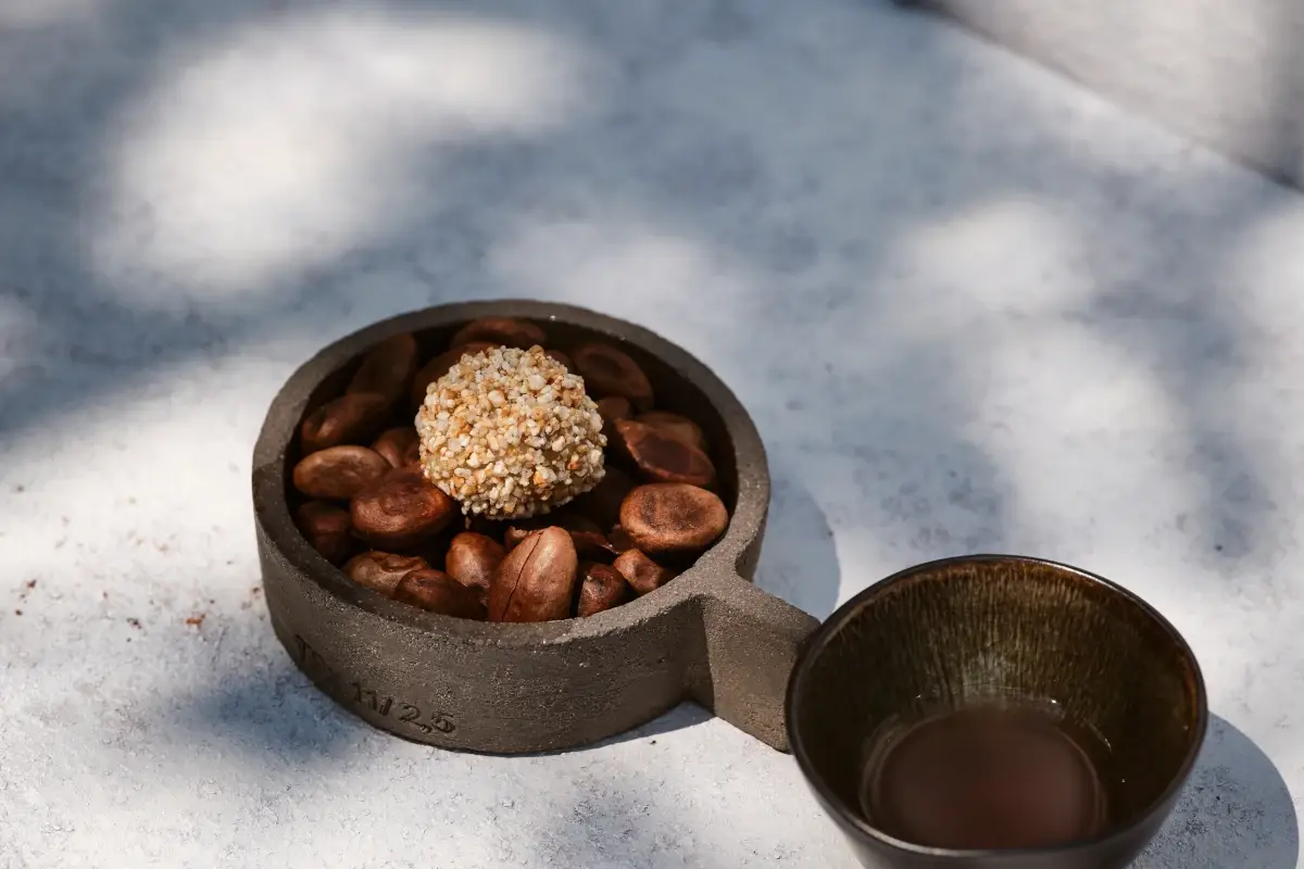 Mochi al formaggio Zemljanka, nespola caramellata, grani soffiati. Foto Suzan Gabrijan Hiša Franko, la Slovenia da due stelle Michelin