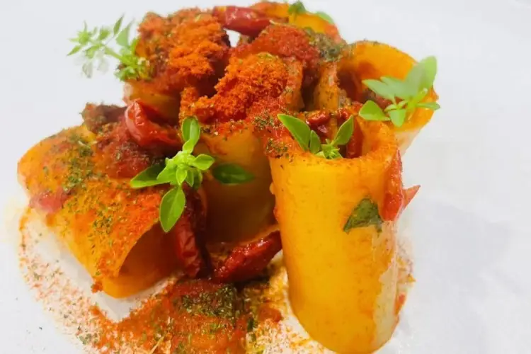 Pacchero ai quattro pomodori servito con parmigiano di vacche rosse 36 mesi Relais Blu a Massa Lubrense, la rivincita del pacchero al tramonto