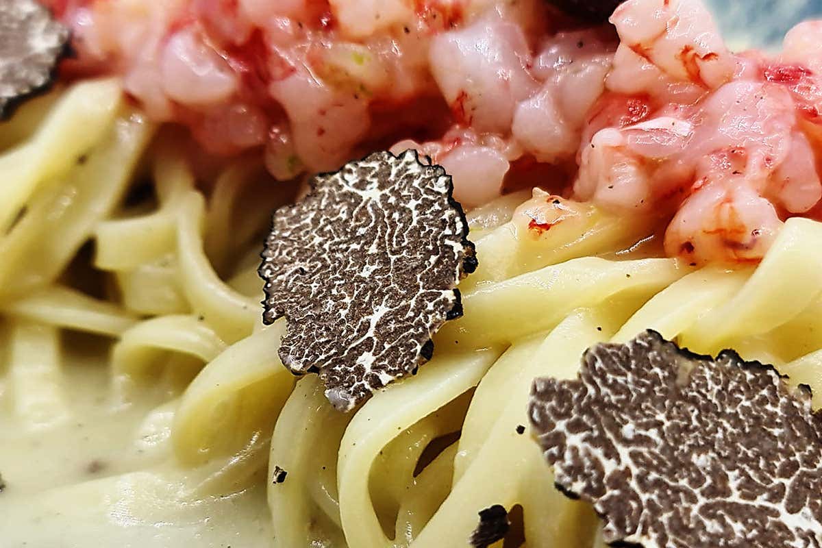 Tagliolini al tartufo con tartare di gamberi Sardina PastaBar, piatti di mare come quadri d’autore
