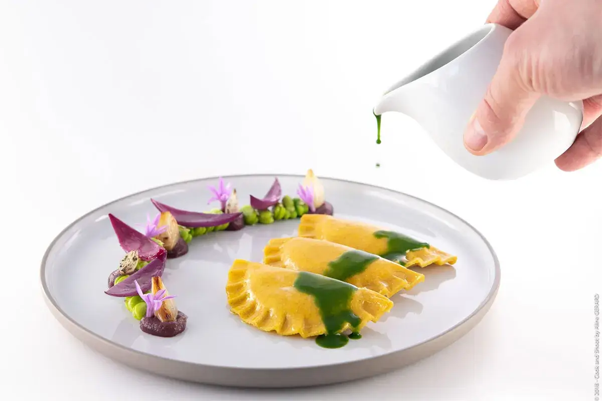 Pansotti alla ricotta di pecora e noci, declinazione di cipolle e salsa alla borragine Pansotti alla ricotta di pecora e noci