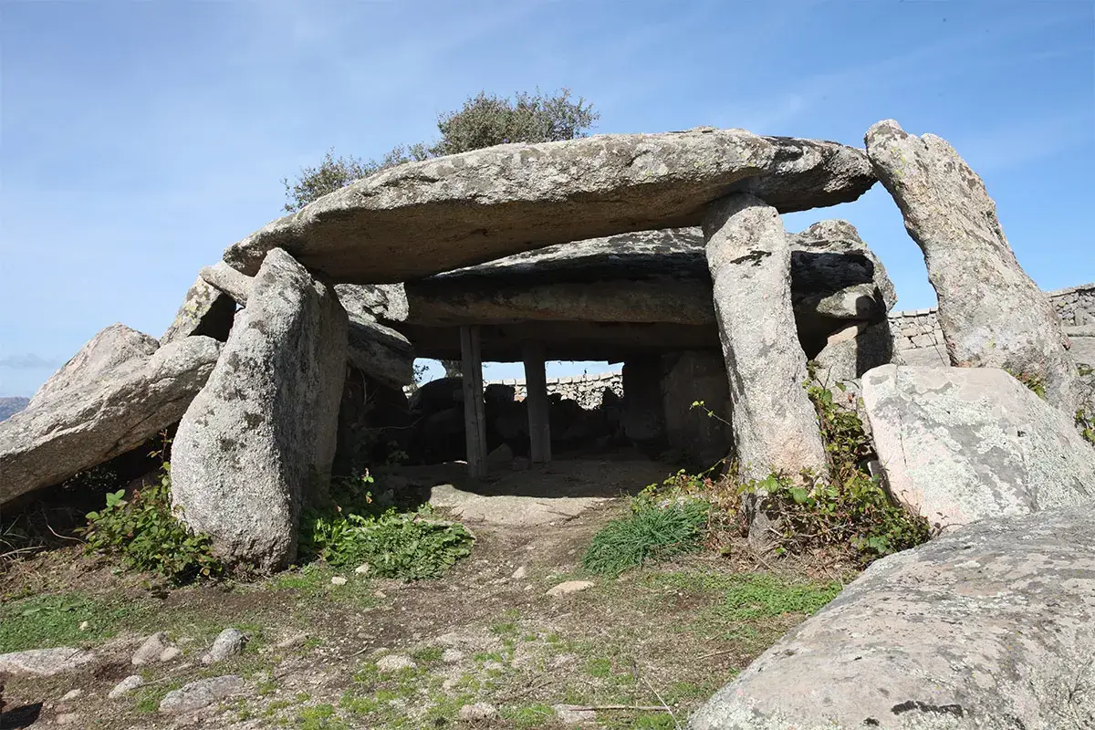 Dolmen di Lada, Luras (SS) &ldquo;Sardegna Isola Megalitica&rdquo; Evento espositivo europeo