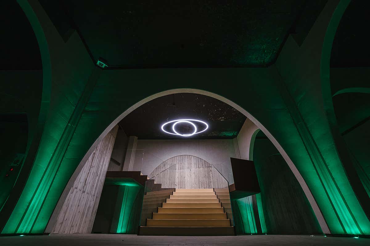 La scenografica cantina nuova Da Tenuta Roveglia per scoprire la storia del Lugana