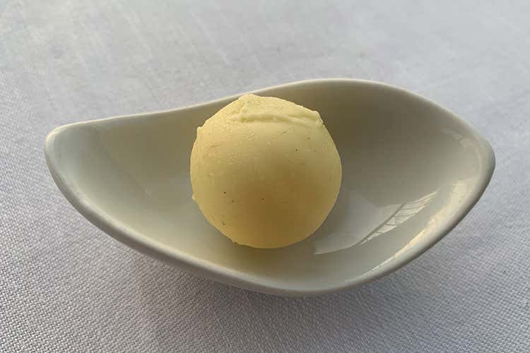 Pralina di cioccolato bianco con un ripieno di Moscow Mule - Tra terrazza e piatti emozionali il 47 Circus Roof Garden è sold out