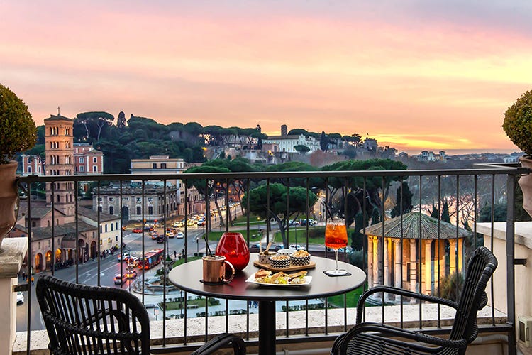 Sulla romantica terrazza all’ultimo piano del Boutique Hotel FortySeven Dove mangiare a Roma? Ta rooftop, piazze storiche e vigne