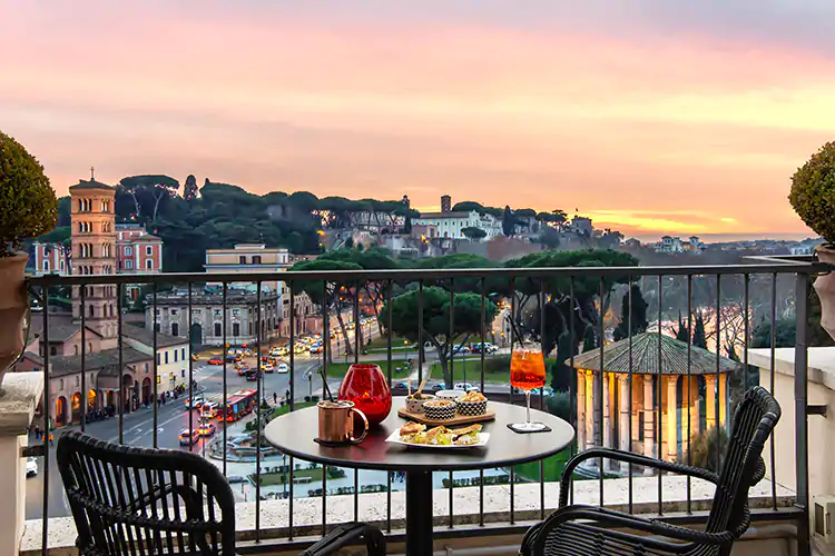 Sulla romantica terrazza all&rsquo;ultimo piano del Boutique Hotel FortySeven Dove mangiare a Roma? Ta rooftop, piazze storiche e vigne
