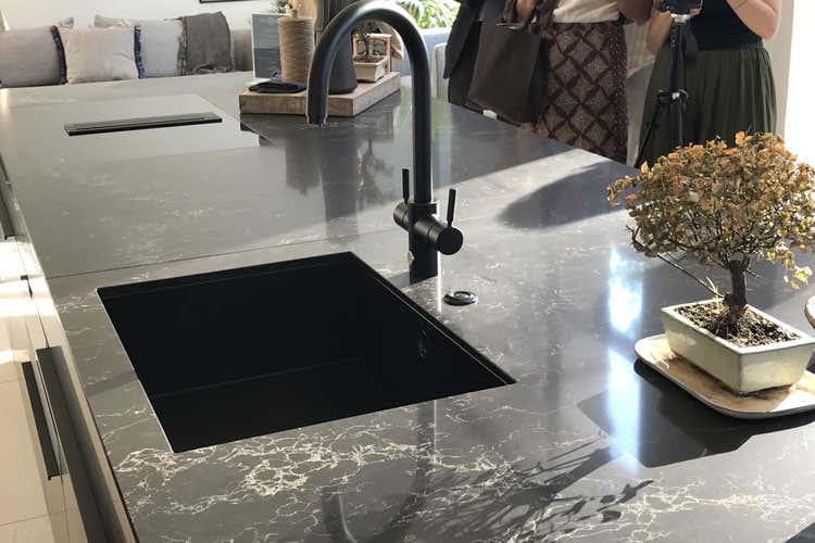 (Acqua filtrata a 90°C in un secondocon l'erogatore 4N1 Touch di InSinkErator) (Acqua filtrata a 90°C in un secondocon l'erogatore 4N1 Touch di InSinkErator)