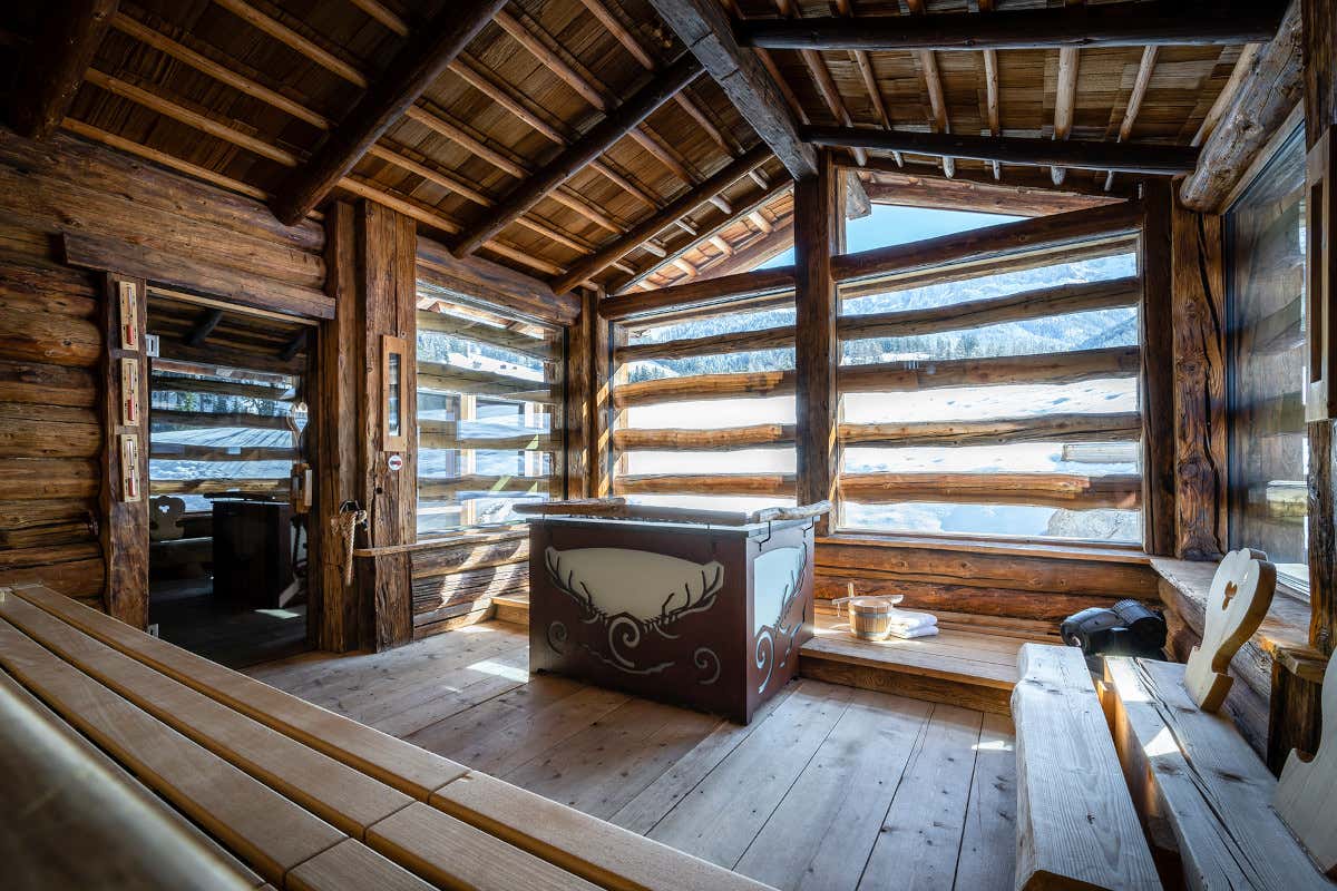 Riprendersi dalle feste con la sauna con vista del Cyprianerhof Dolomit Resort