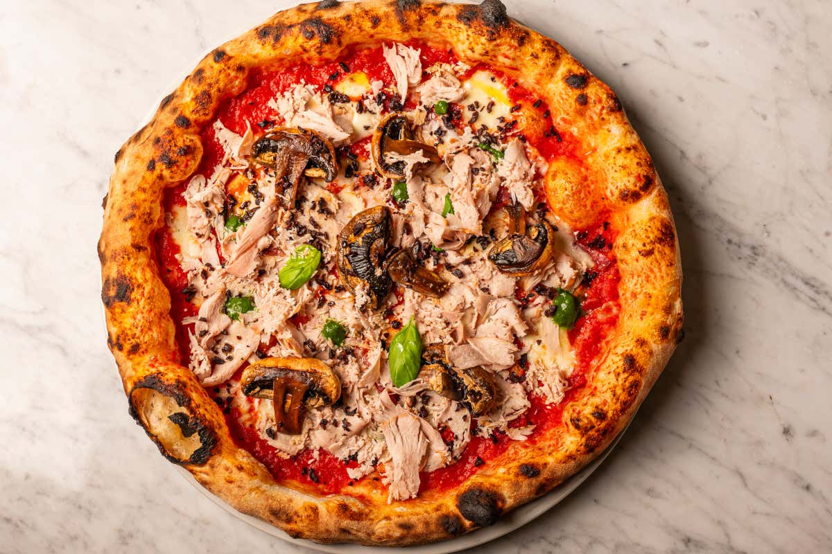 A ruota di carro come la napoletana e croccante come la romana: la pizza di Elysium