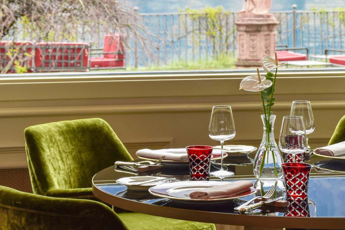 Una cena a pelo d'acqua nel nuovo ristorante Raimondi dell'Hotel Villa Flori a Como