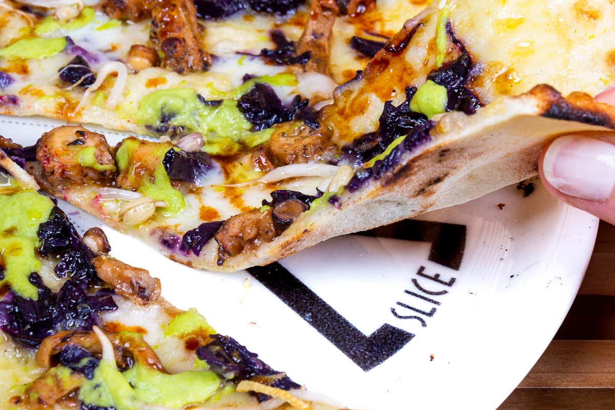 Non la solita pizzeria di quartiere: lo stile e il gusto pop di Slice of Capanno 