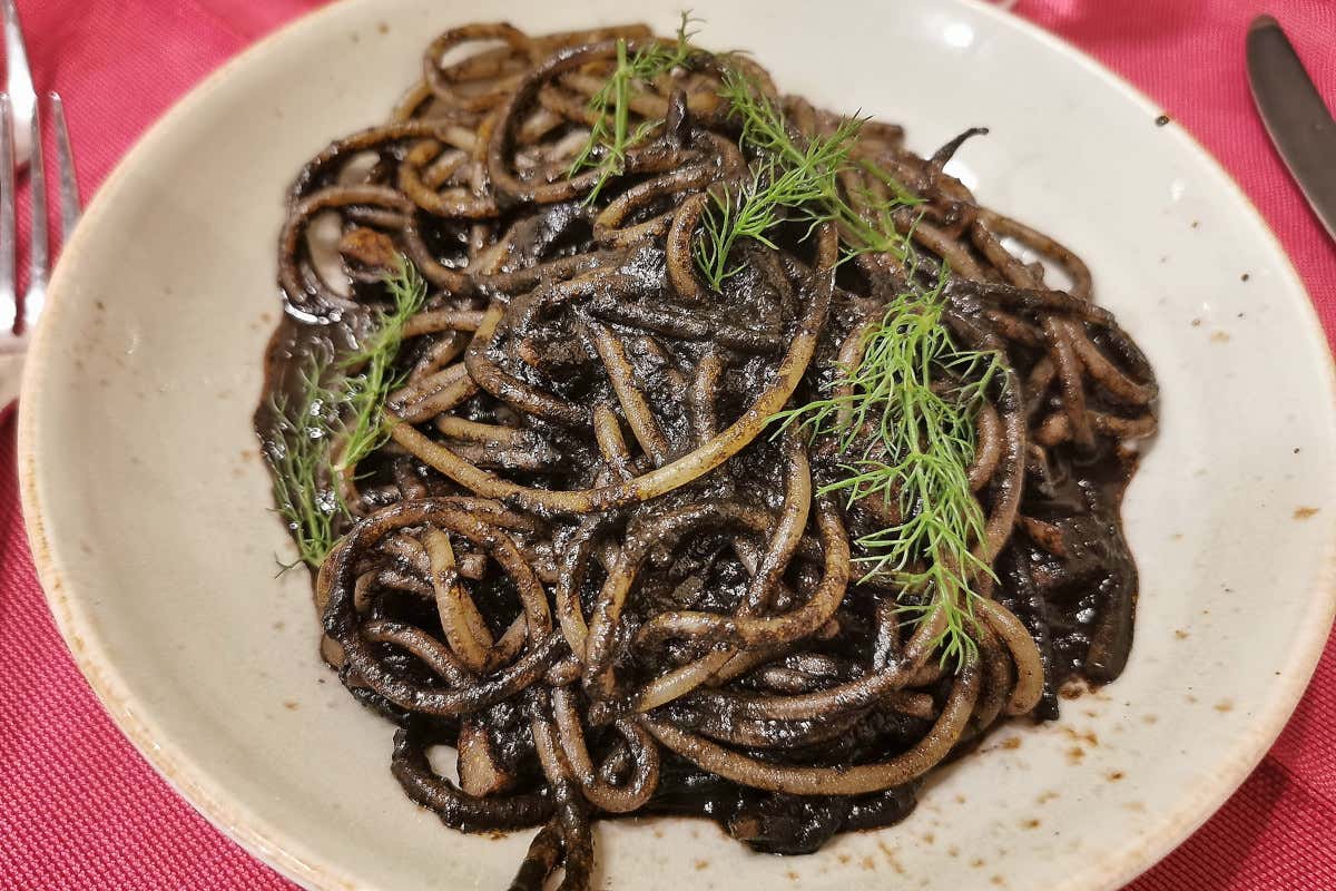 Spaghetti al nero di seppia Trattoria Ai Cascinari ristorante culto per la cucina tradizionale di Palermo