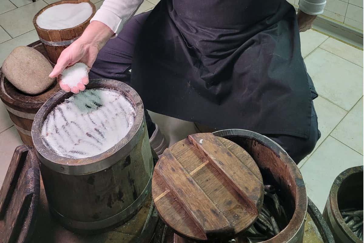 Viaggio a Cetara alla scoperta della colatura delle alici