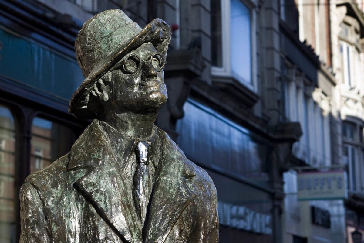 La statua dello scrittore James Joyce a Dublino Milano si tinge di verde smeraldo per settimana dedicata all’Irlanda