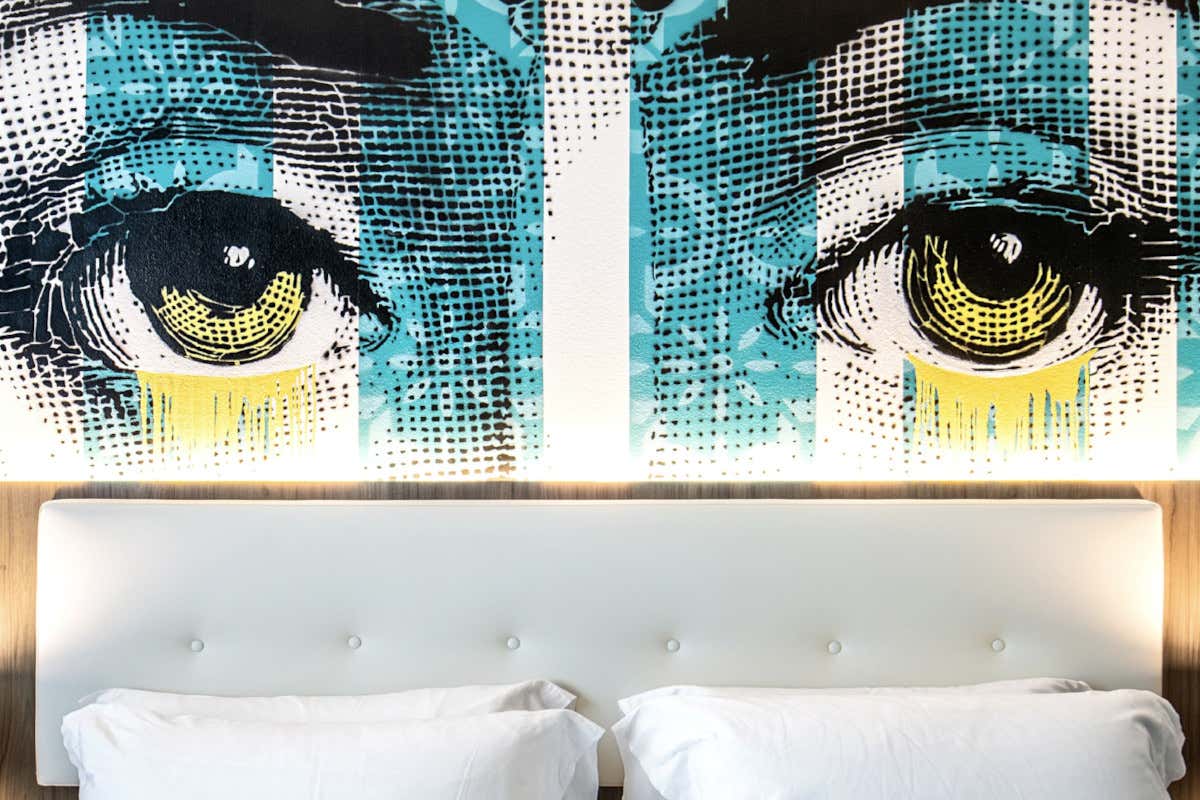 Quando la street art entra in camera: ecco il Muraless Art Hotel