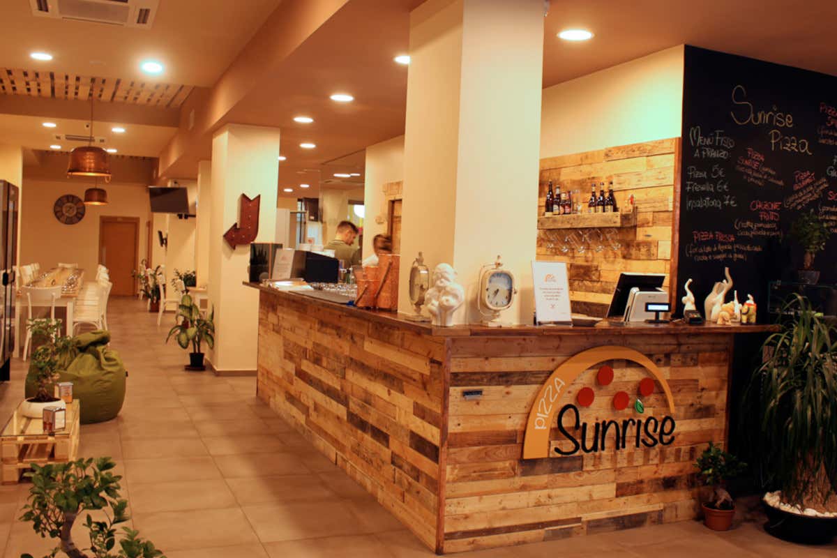 Alla pizzeria Sunrise di Caserta la pizza di Vanvitelli Alla pizzeria Sunrise di Caserta la pizza di Vanvitelli