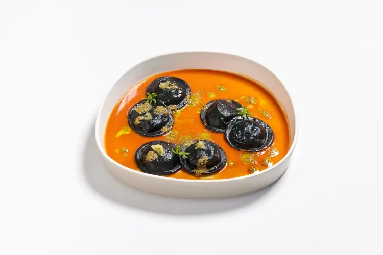 Ravioli al nero di seppia ripieno di scorfano su brodetto Un’estate… Almare di Fano