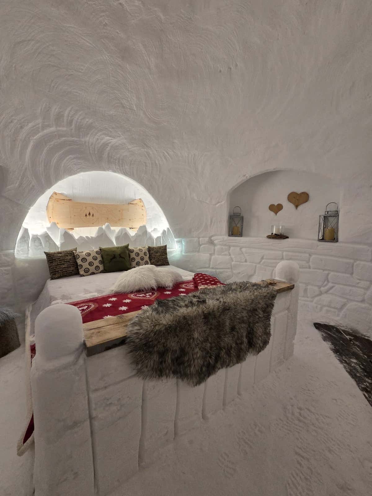 Letti di ghiaccio e luci soffuse sul ghiacciaio Presena