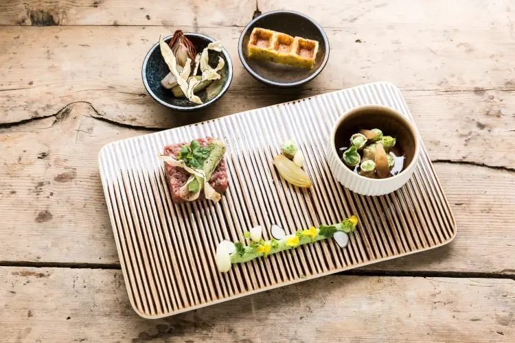 tartare di manzo, asparagi verdi, wafer di grano saraceno, topinambur secco Al retreat hotel Silena il Giappone &egrave; di&hellip; stanza