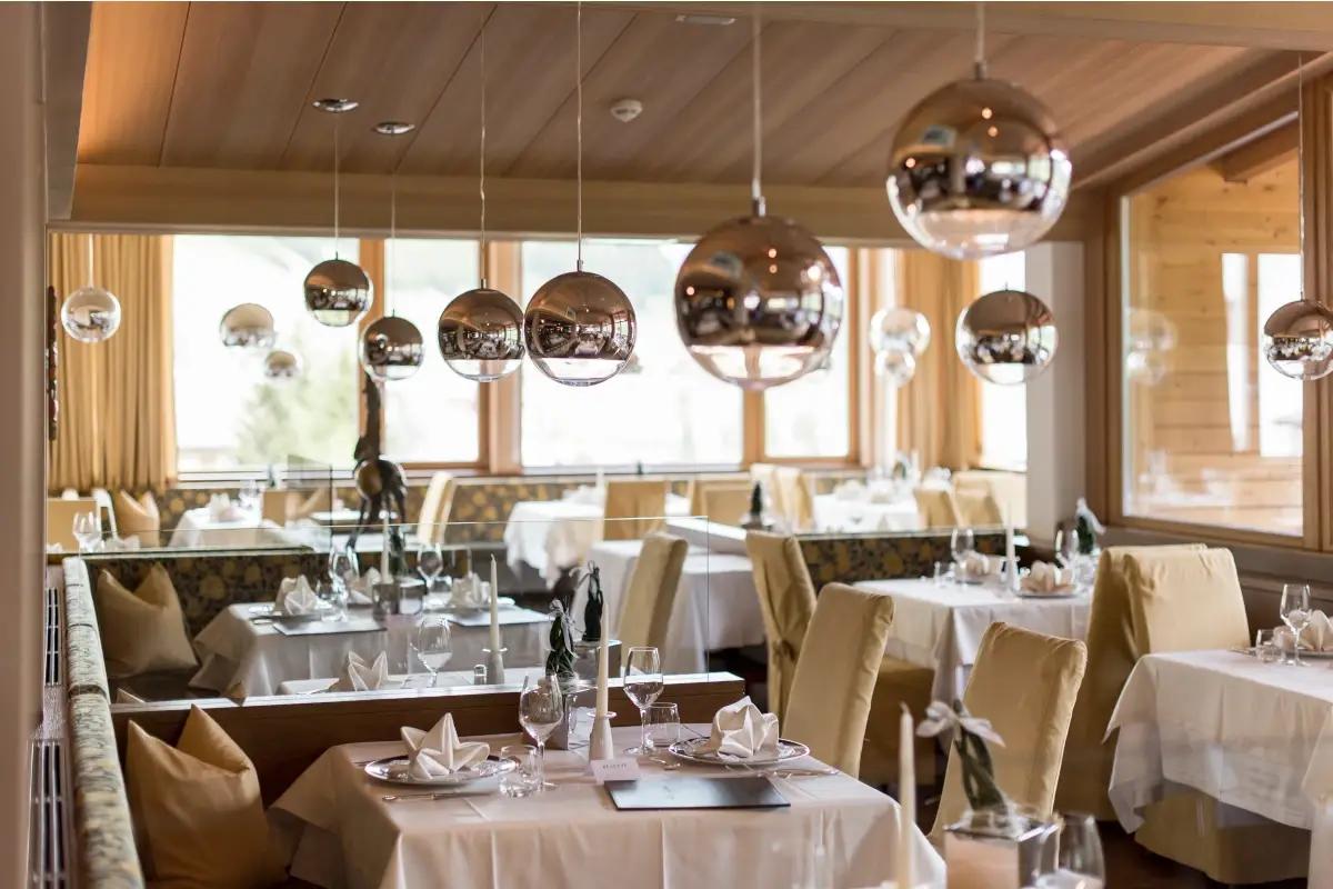 Particolare della sala del ristorante del Romantik Hotel Cappella Apri la porta e scii. Dove? Al Romantik Hotel Cappella MANCANO FOTO