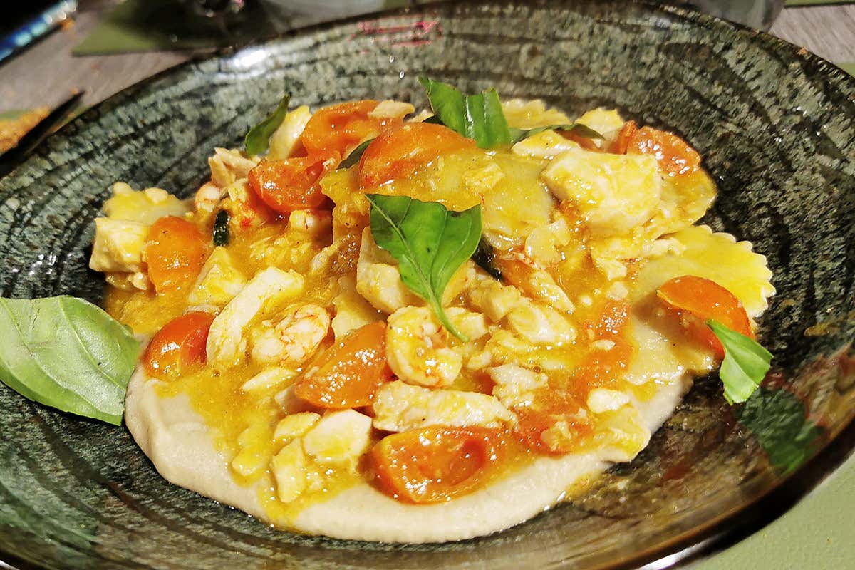Ravioli di melanzane, pomodorini, gambero e cernia Sardina PastaBar, piatti di mare come quadri d’autore