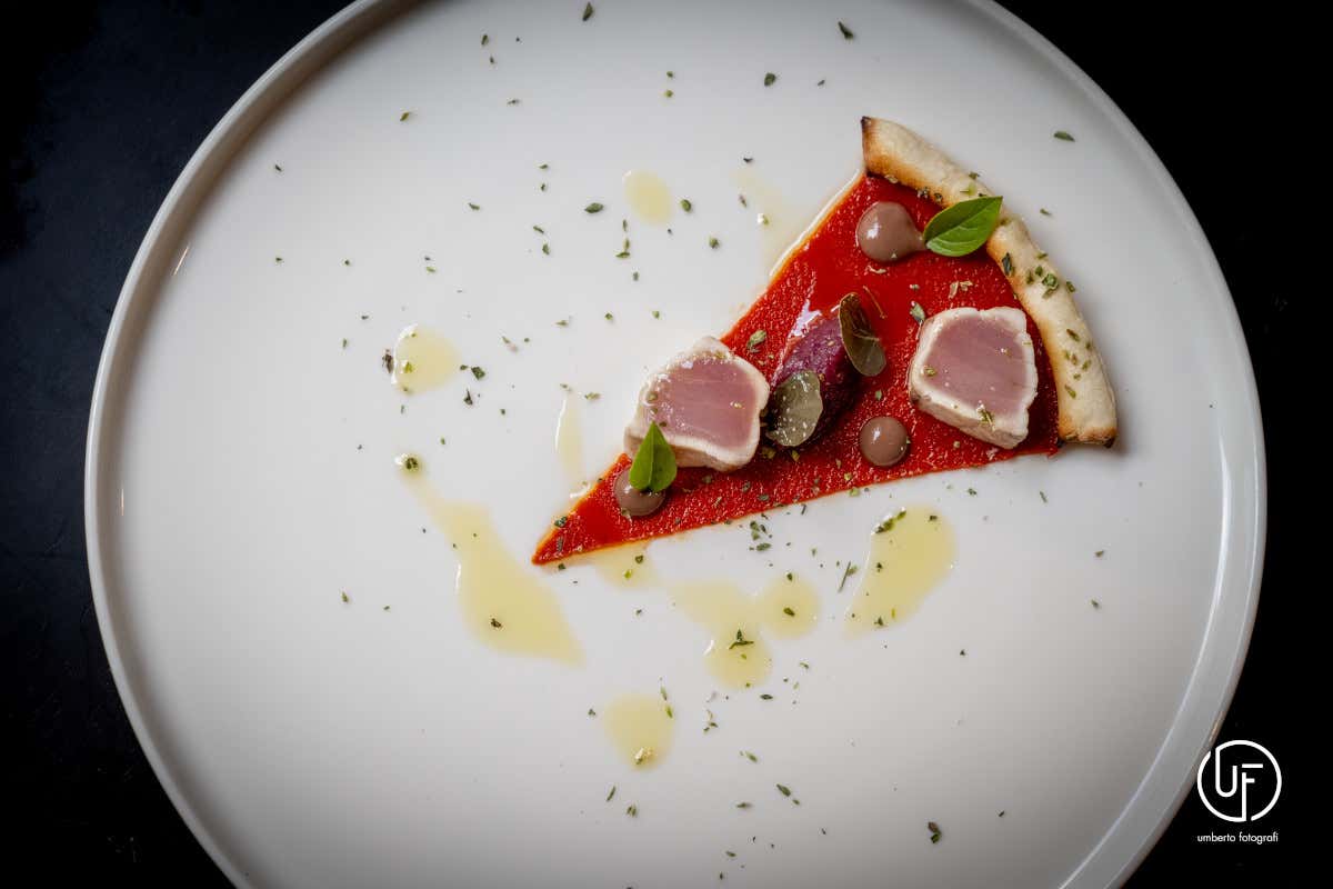 Pizza tonno e cipolla, estratto di pomodoro, marmellata di cipolle e olive nere. Ristorante Coria a Caltagirone, la memoria della cucina siciliana