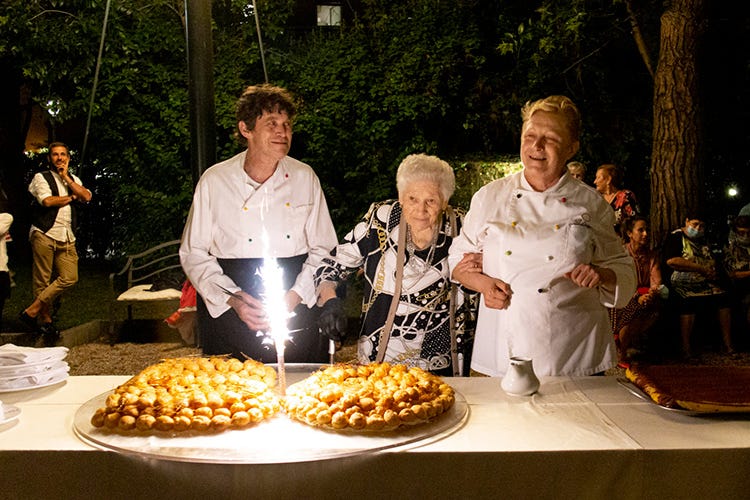 Il momento della torta - I 50 anni del Ristorante I Due Cigni a Montecosaro Scalo