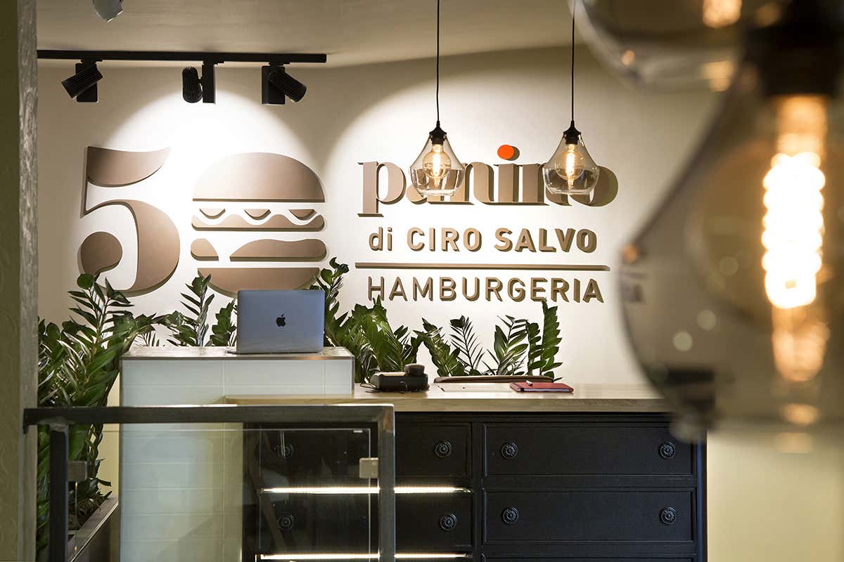 Squisiti hamburger a 50 Panino [[Giro del Golfo in otto giorni]]: tutta la bellezza e il gusto di Napoli