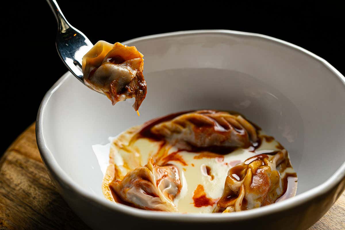 MORSETTI: Dumplings coda alla vaccinara, crema di pecorino, angostura. Foto: Alberto Blasetti A Roma un locale “senza nome” ma ricco di contenuti