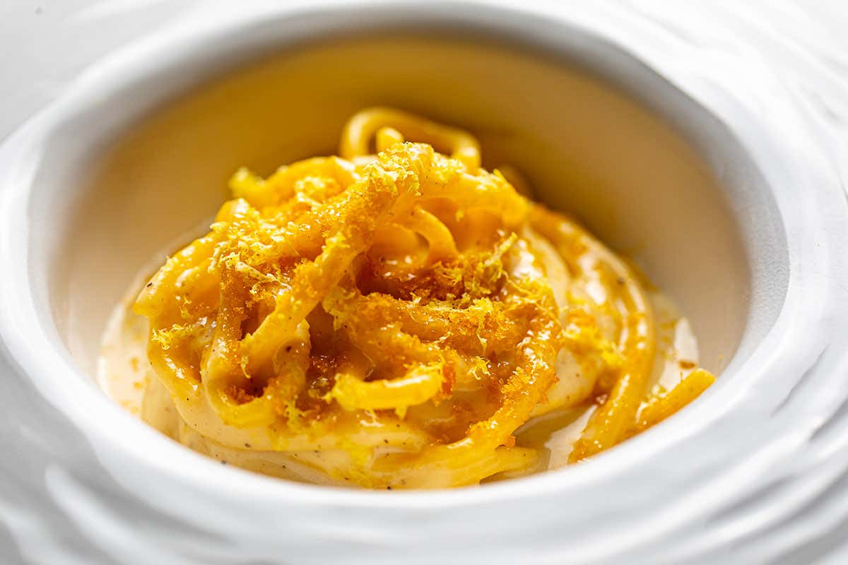 Tonnarelli cacio e pepe iodati mantecato in brodo di anguilla affumicato, zest di limone e bottarga. Foto: Alberto Blasetti A Roma un locale “senza nome” ma ricco di contenuti