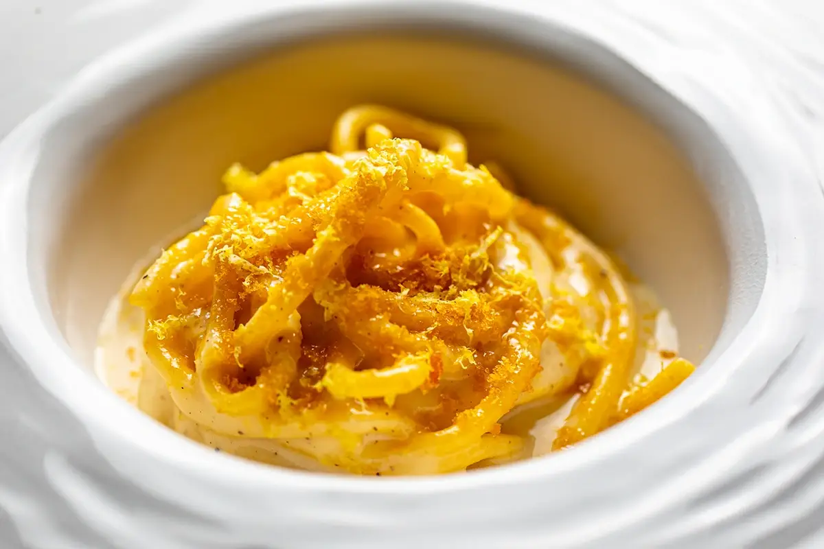 Tonnarelli cacio e pepe iodati mantecato in brodo di anguilla affumicato, zest di limone e bottarga. Foto: Alberto Blasetti A Roma un locale “senza nome” ma ricco di contenuti
