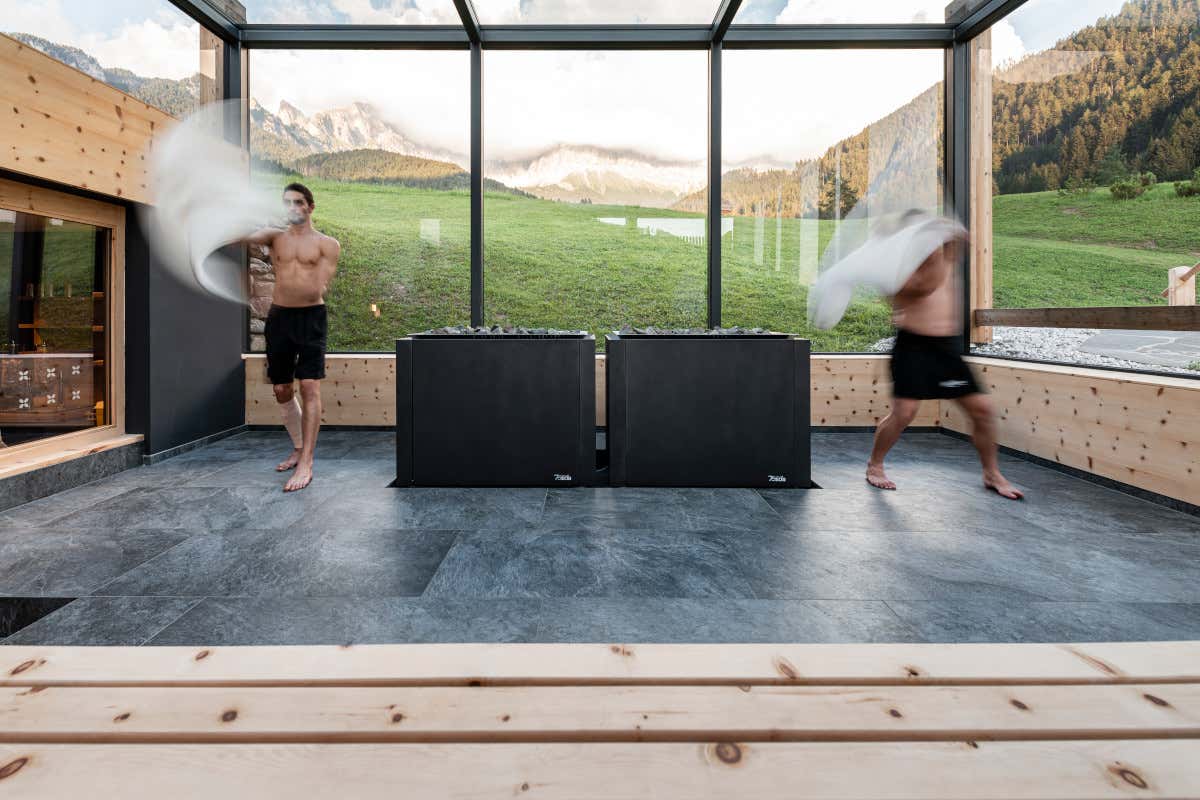 Riprendersi dalle feste con la sauna con vista del Cyprianerhof Dolomit Resort