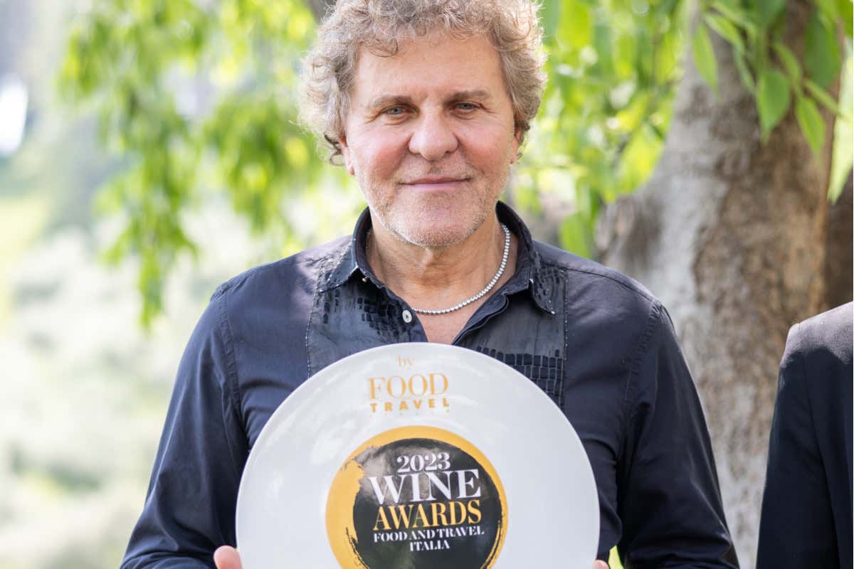 Renzo Rosso con il Premio Wine Awards 2023 Azienda sostenibile Diesel Farm la nuova cantina sostenibile voluta da Renzo Rosso