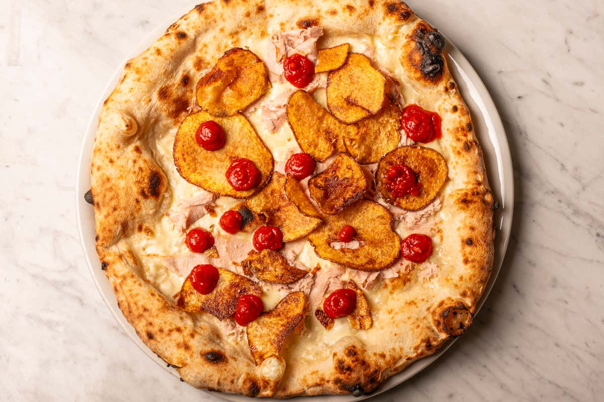 A ruota di carro come la napoletana e croccante come la romana: la pizza di Elysium