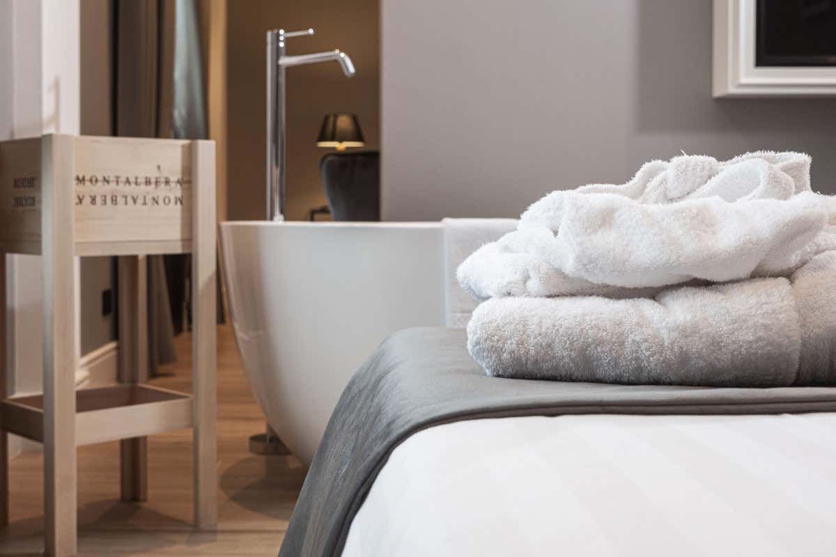 Estate tra i vigneti: Montalbera apre la sua terrazza con Jacuzzi