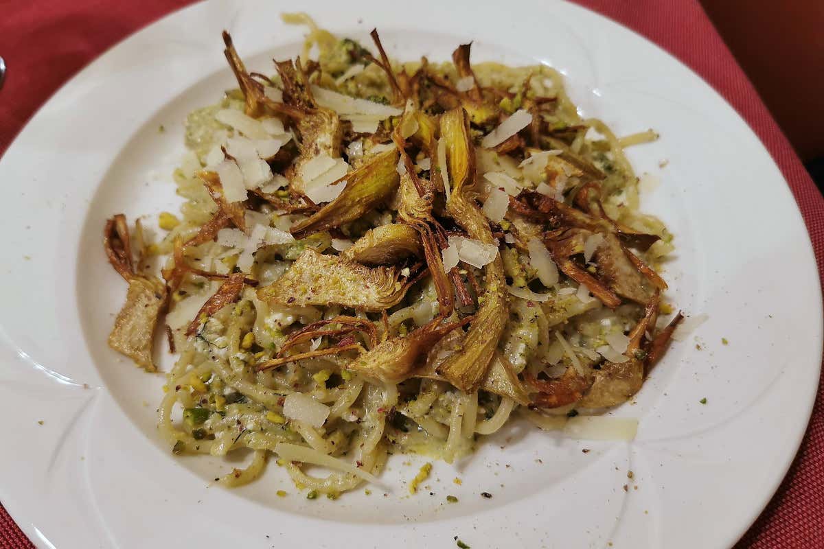 Spaghetti sparacelli, ricotta e carciofi Trattoria Ai Cascinari ristorante culto per la cucina tradizionale di Palermo