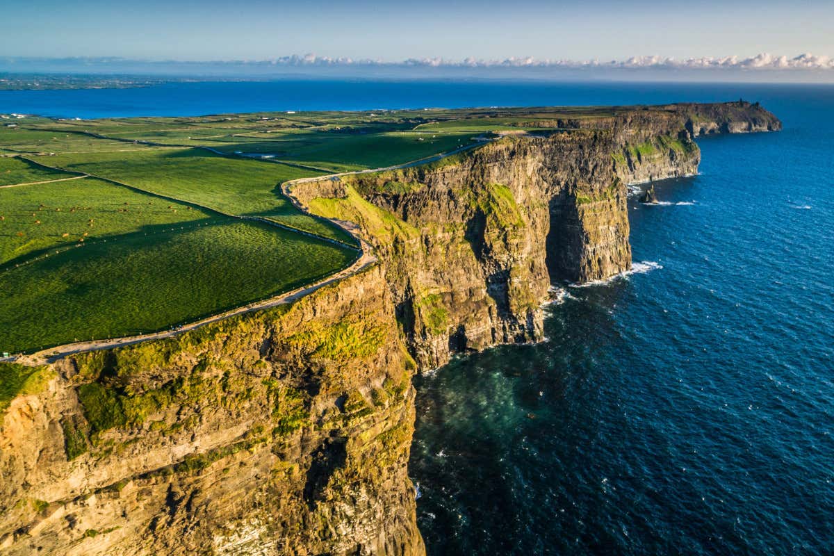 Scogliere di Moher Milano si tinge di verde smeraldo per settimana dedicata all’Irlanda